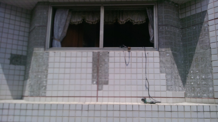 大樓外牆磁磚修補(前)