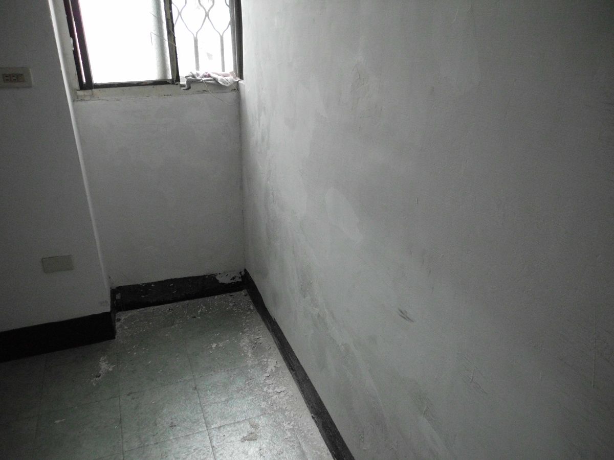 台南油漆工-壁癌處理中