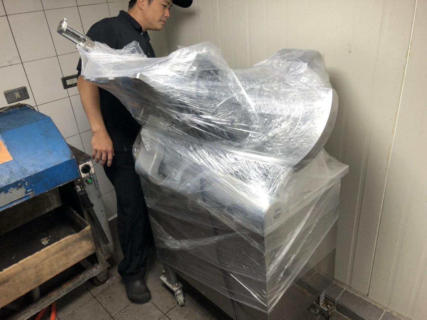 店面設備儀器原木桌搬運16