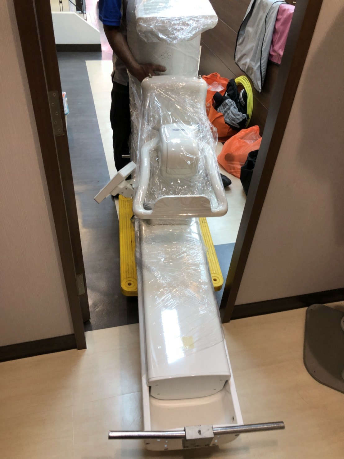 店面設備儀器原木桌搬運18