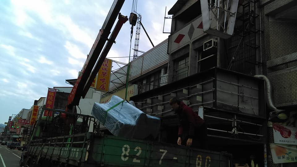 吊大木雕像，鋼琴