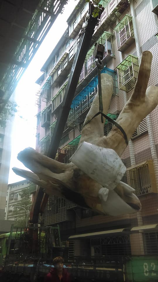 吊大木雕像，鋼琴