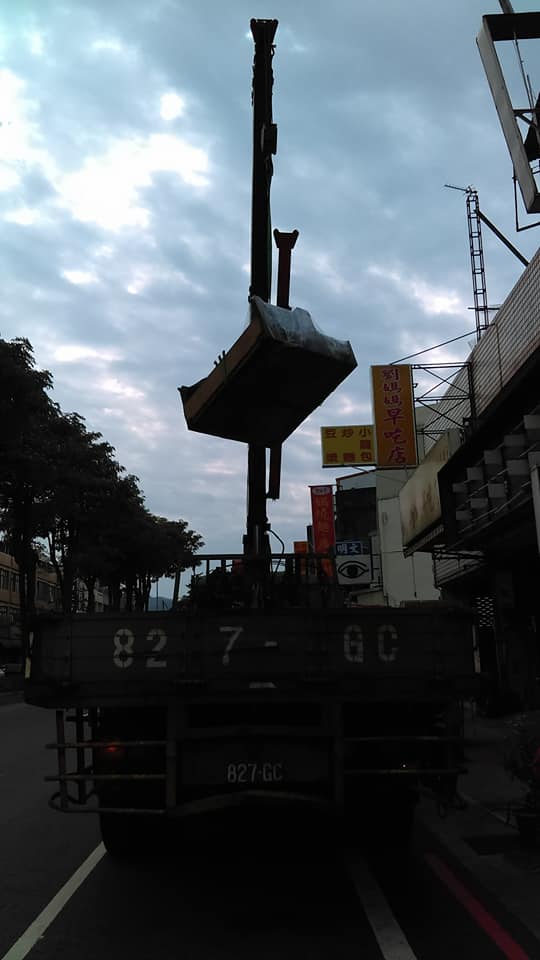 吊大木雕像，鋼琴