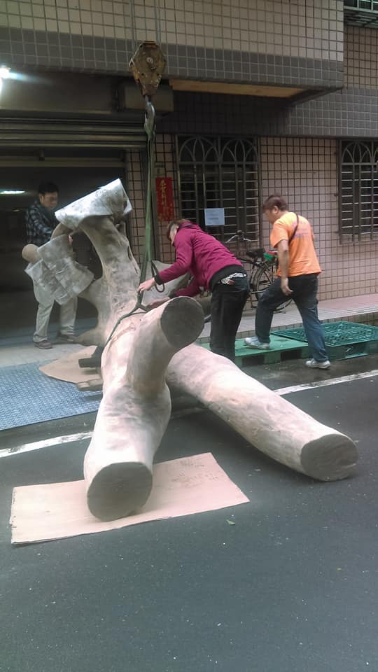 吊大木雕像，鋼琴