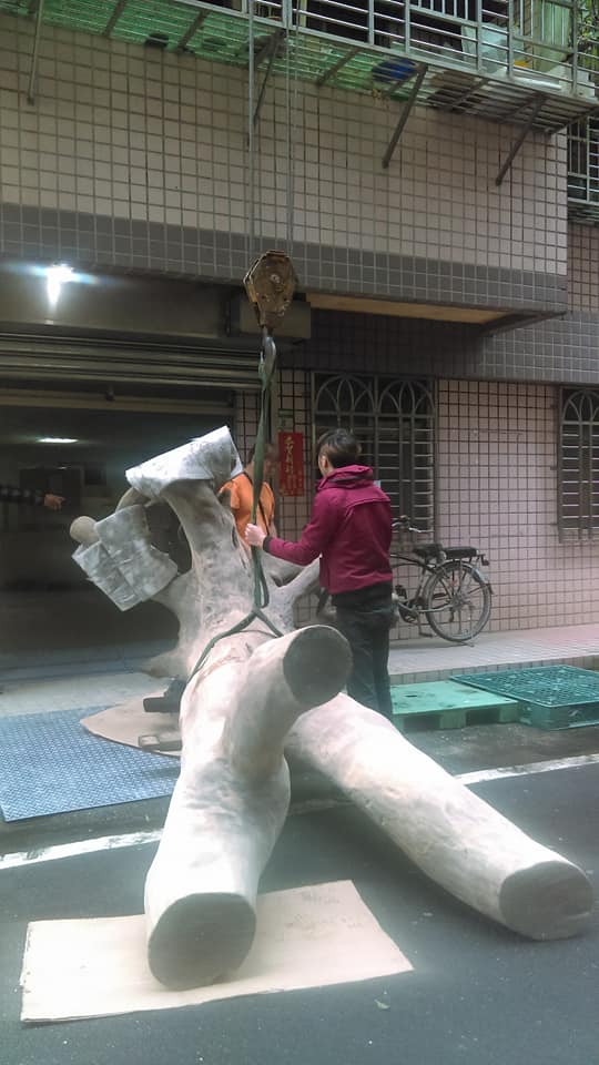 吊大木雕像，鋼琴