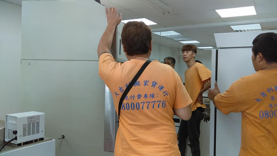 南京東路吊運儀器作業