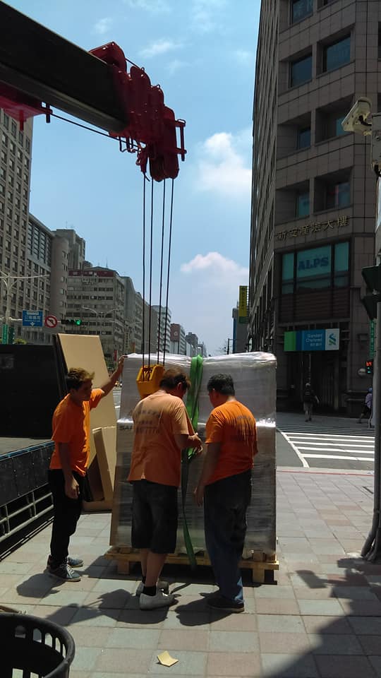 南京東路吊運儀器作業