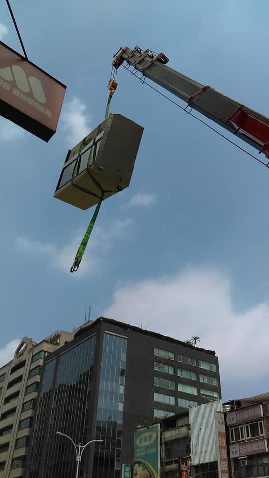 南京東路吊運儀器作業