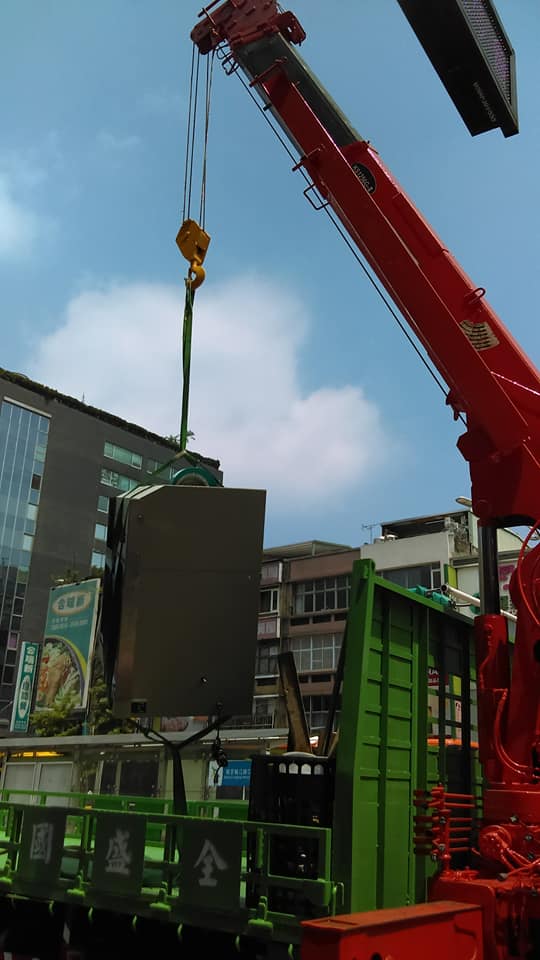 南京東路吊運儀器作業