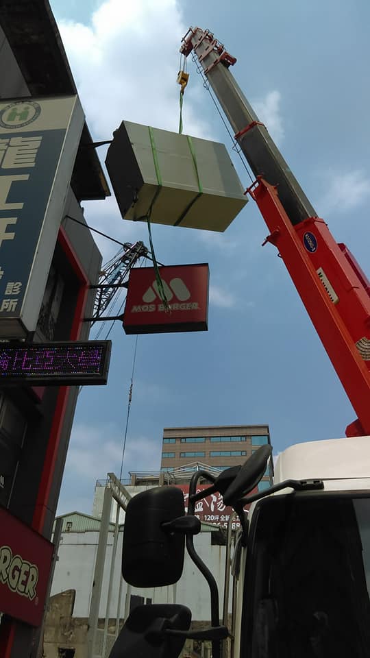 南京東路吊運儀器作業