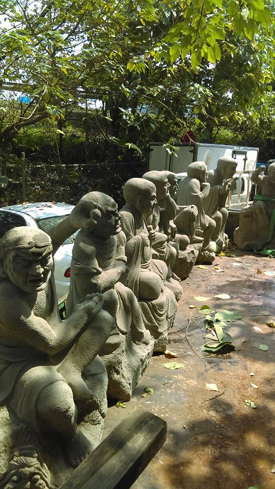 新店吊運十八羅漢石雕像