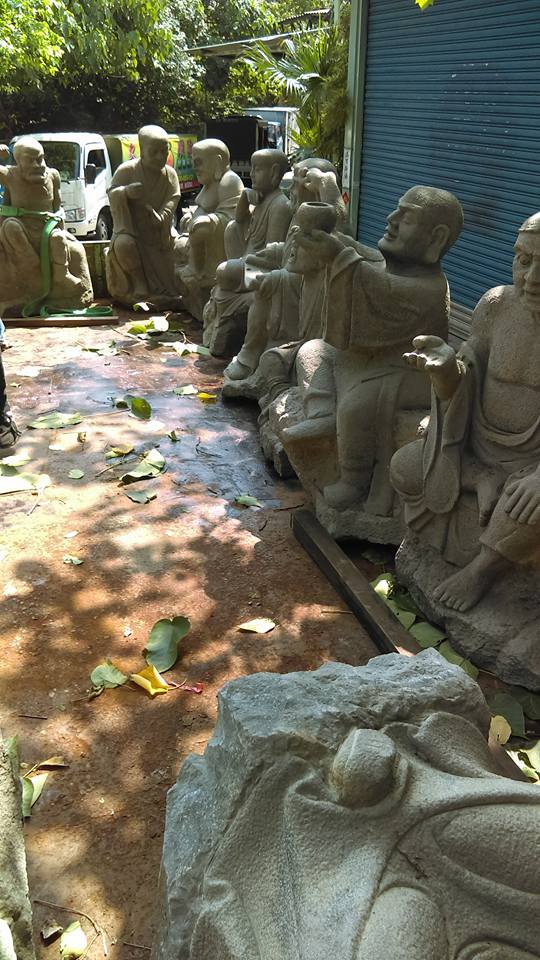 新店吊運十八羅漢石雕像
