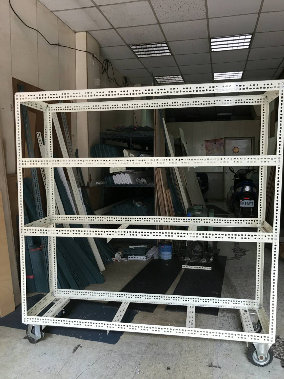 米白色萬能角鋼架(裝輪子)