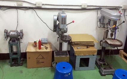 攻牙機及鑽床機