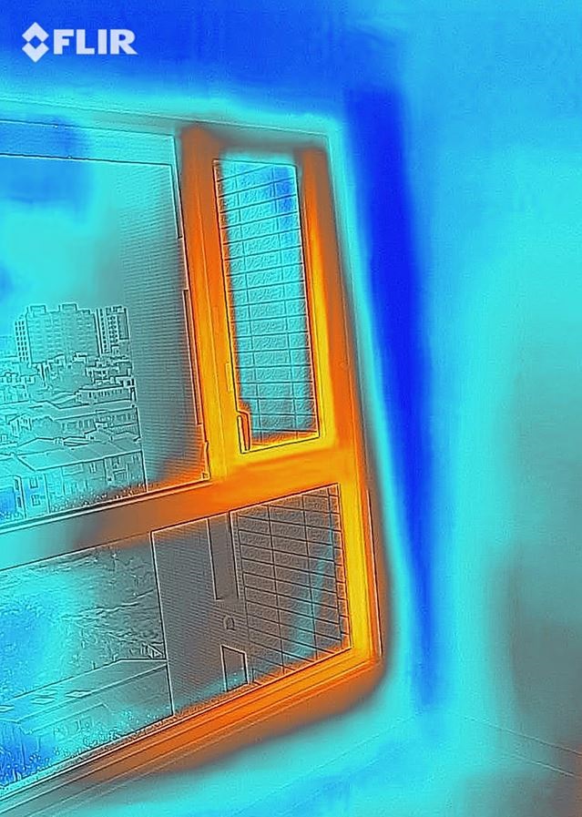 台南新成屋大樓窗框含水