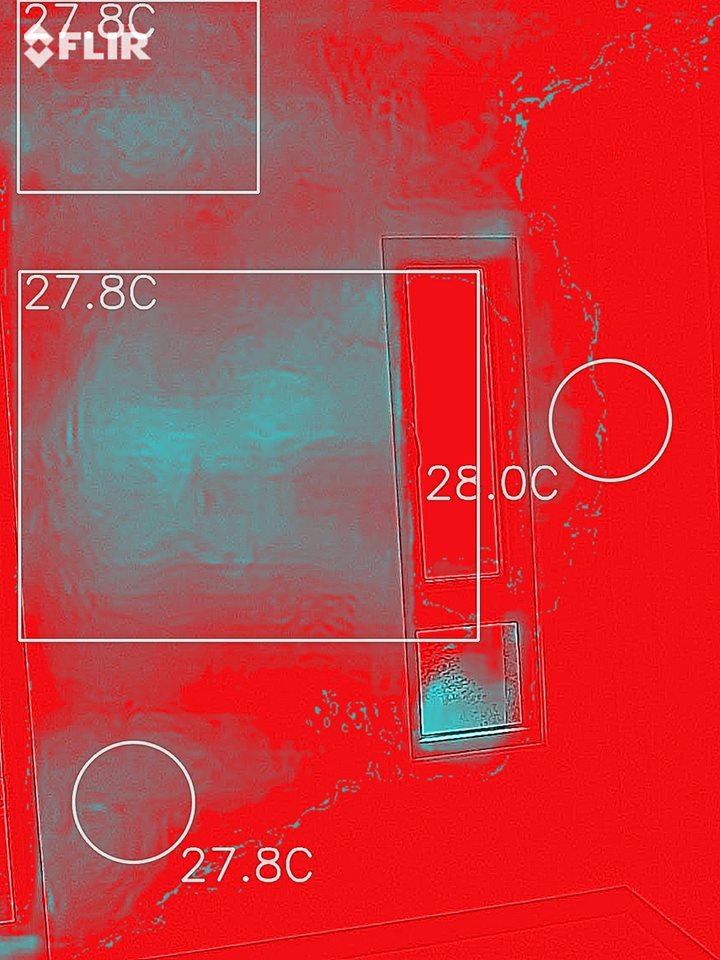 新透天建案窗牆銜接梁柱少許含水