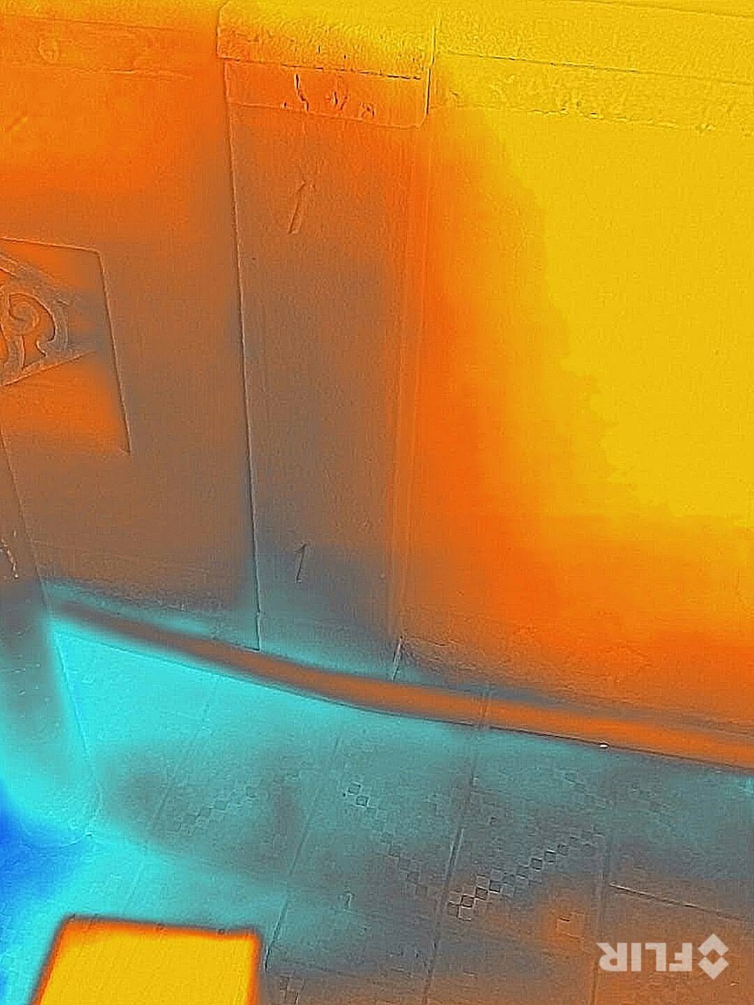 牆面梁柱銜接踢腳處含水