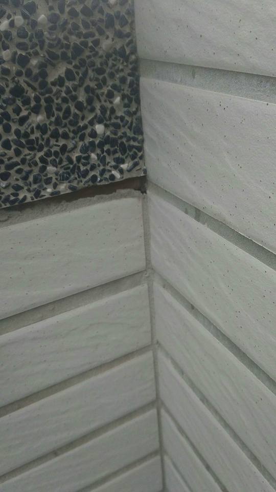 上端抿石與二丁掛交接處填縫土未確實