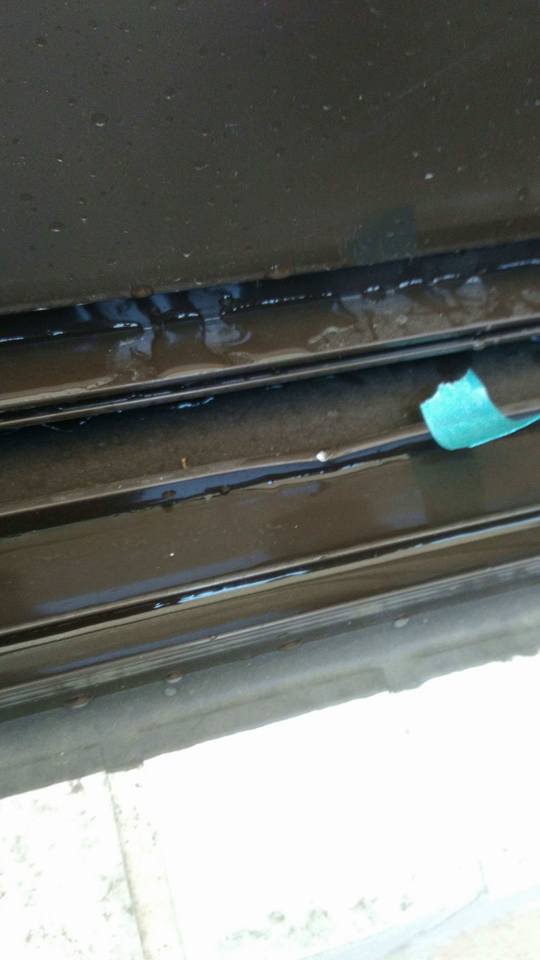 陽台落地窗遭壓傷