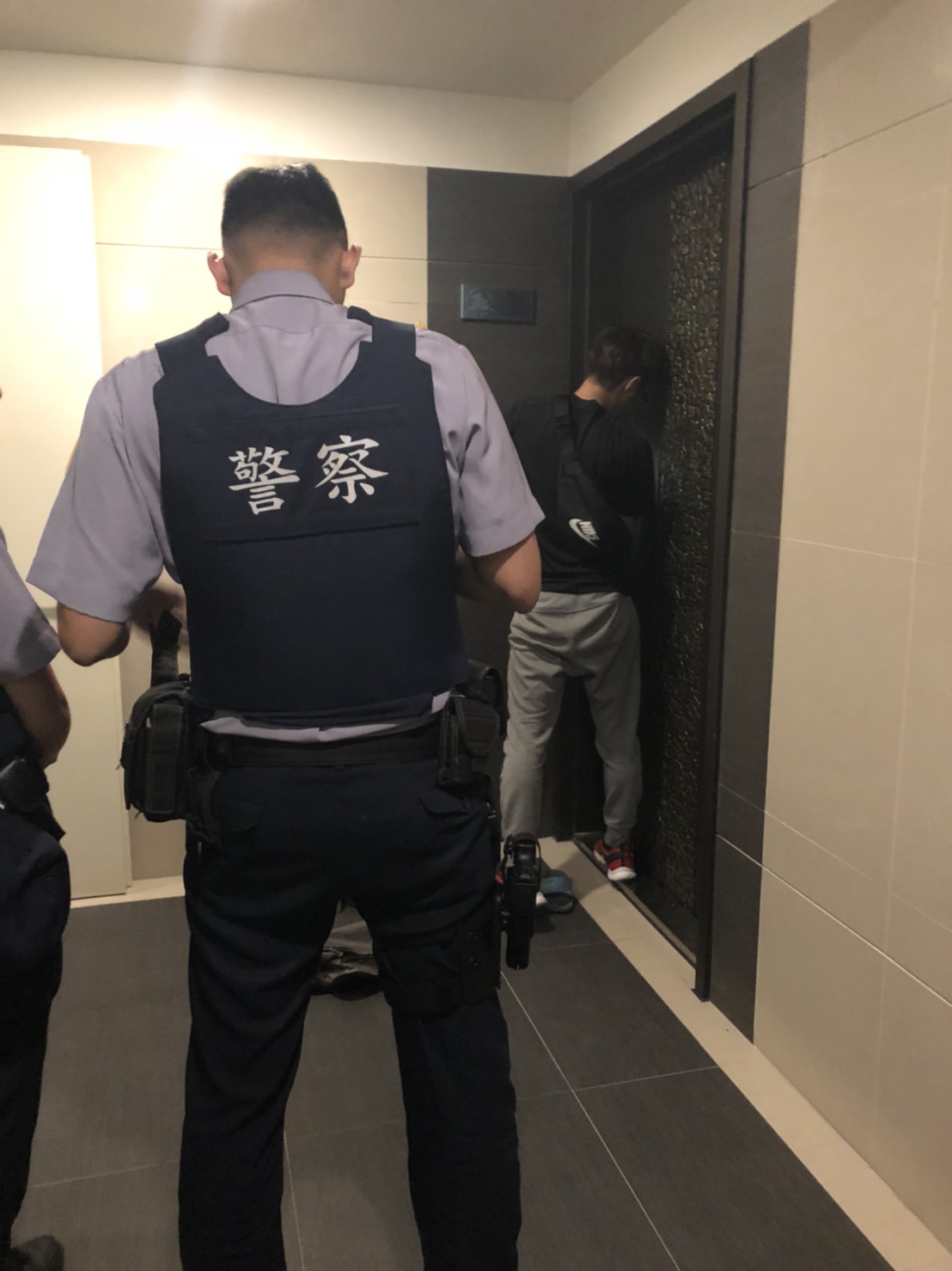協同警察開鎖