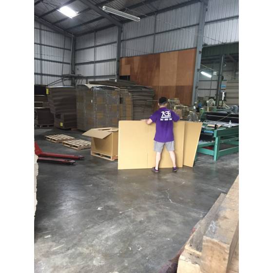 紙箱與木棧板接合