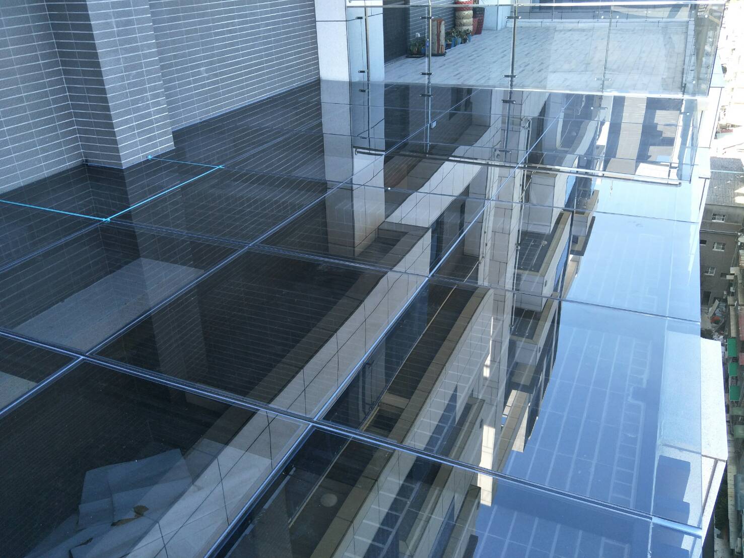 三重住宅玻璃雨遮01