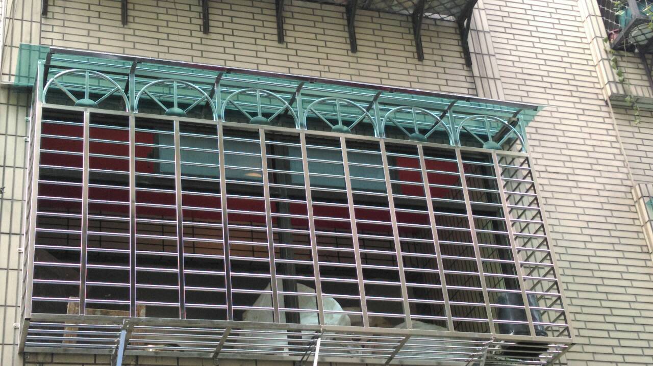 板橋民房採光罩及鐵窗工程01