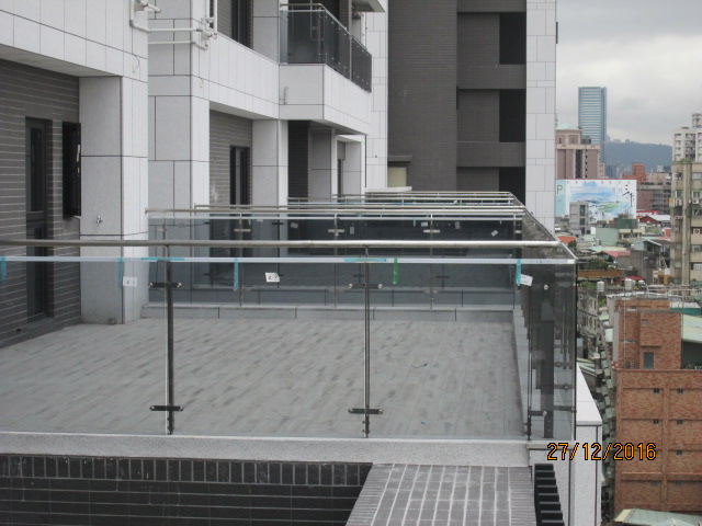 三重住宅案玻璃欄杆02