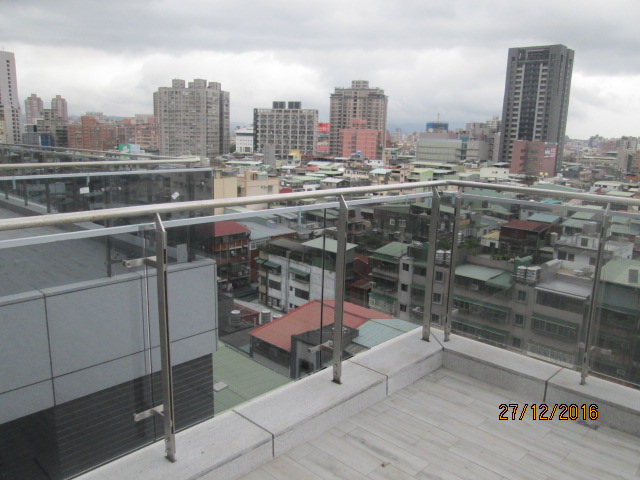 三重住宅案玻璃欄杆03