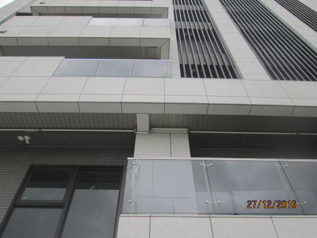 三重住宅案玻璃欄杆01