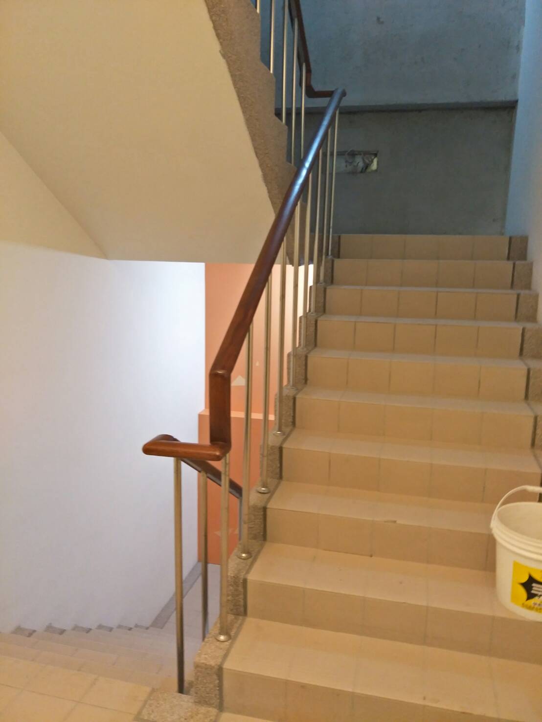 新莊住宅案樓梯木質扶手02