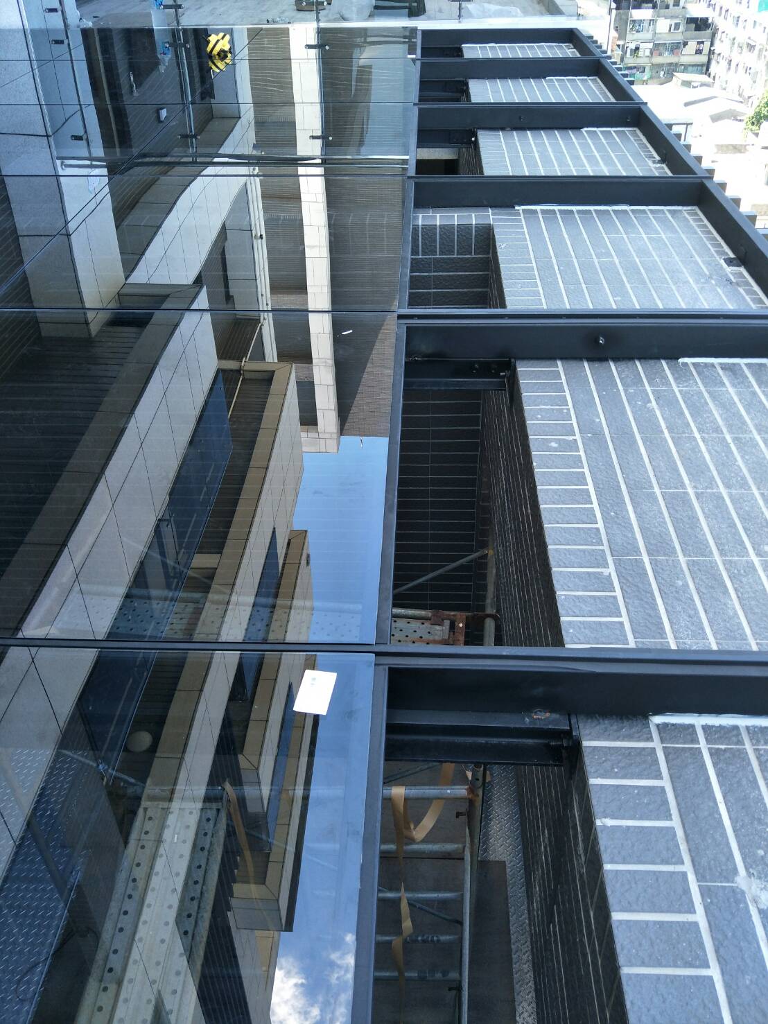 三重住宅玻璃雨遮03