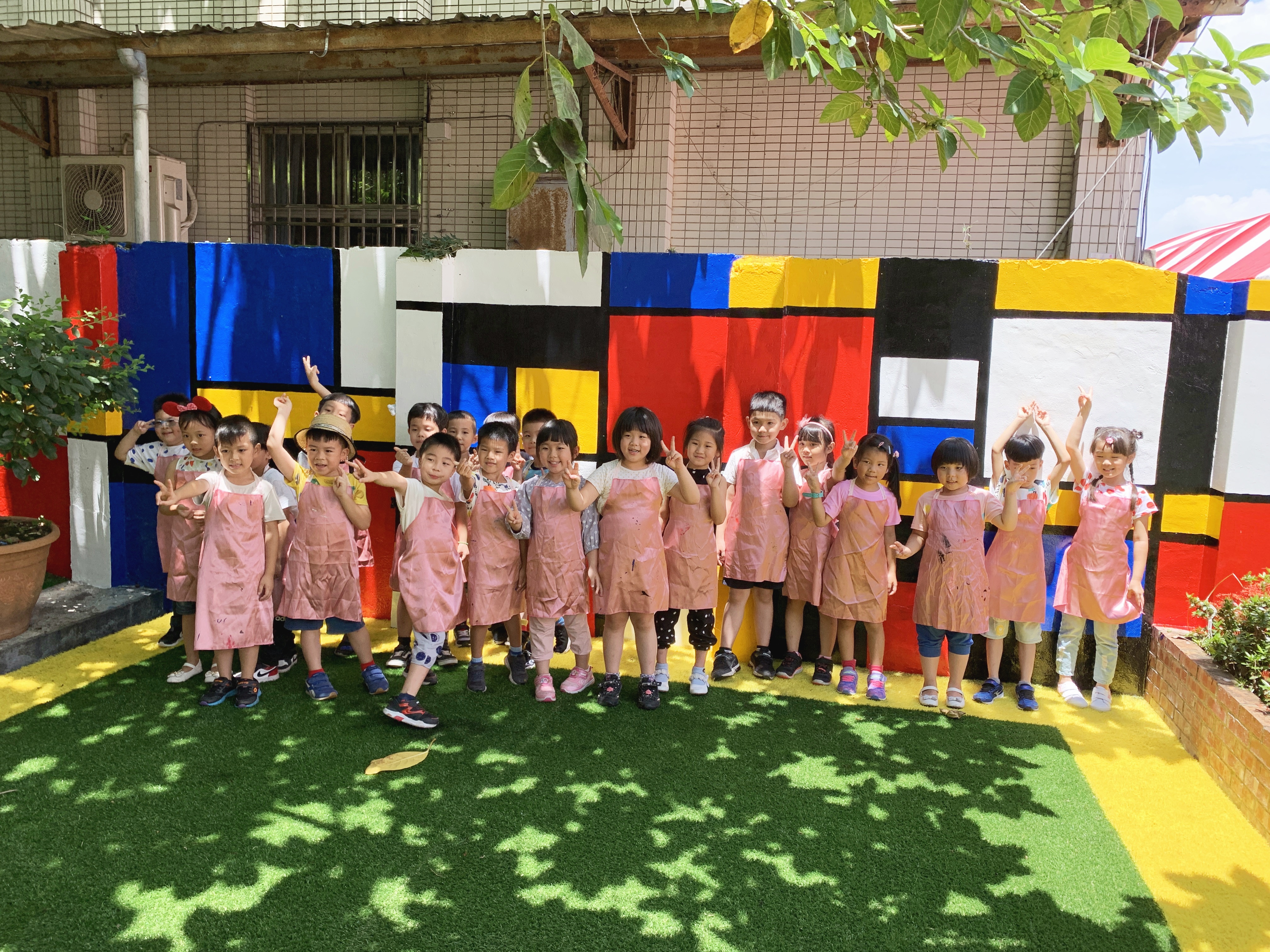 嘉義市私立貝萊登幼兒園壁畫創造彩繪社區~成打卡勝地