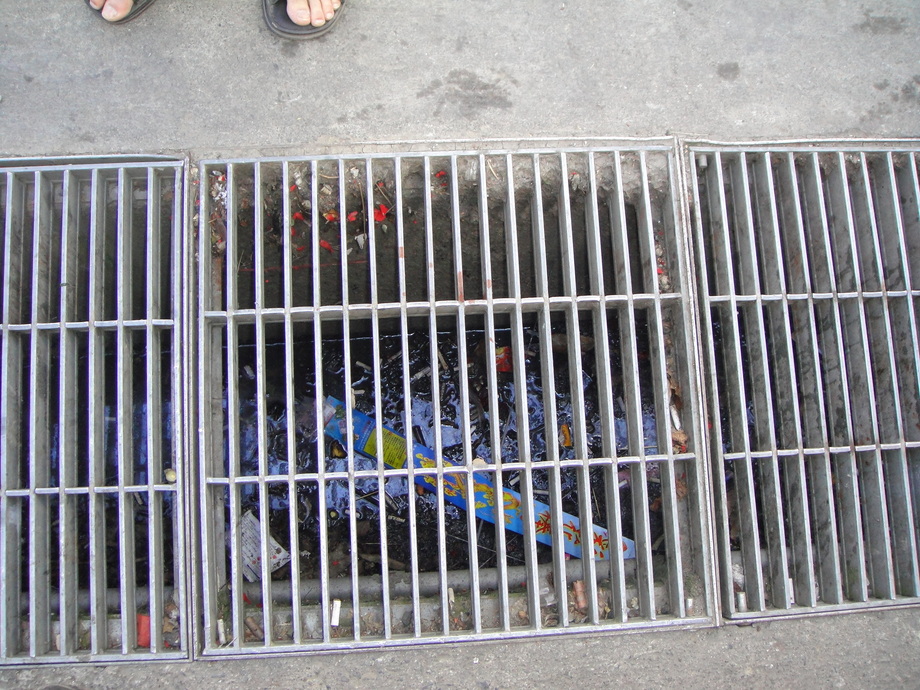 水溝內垃圾淤塞