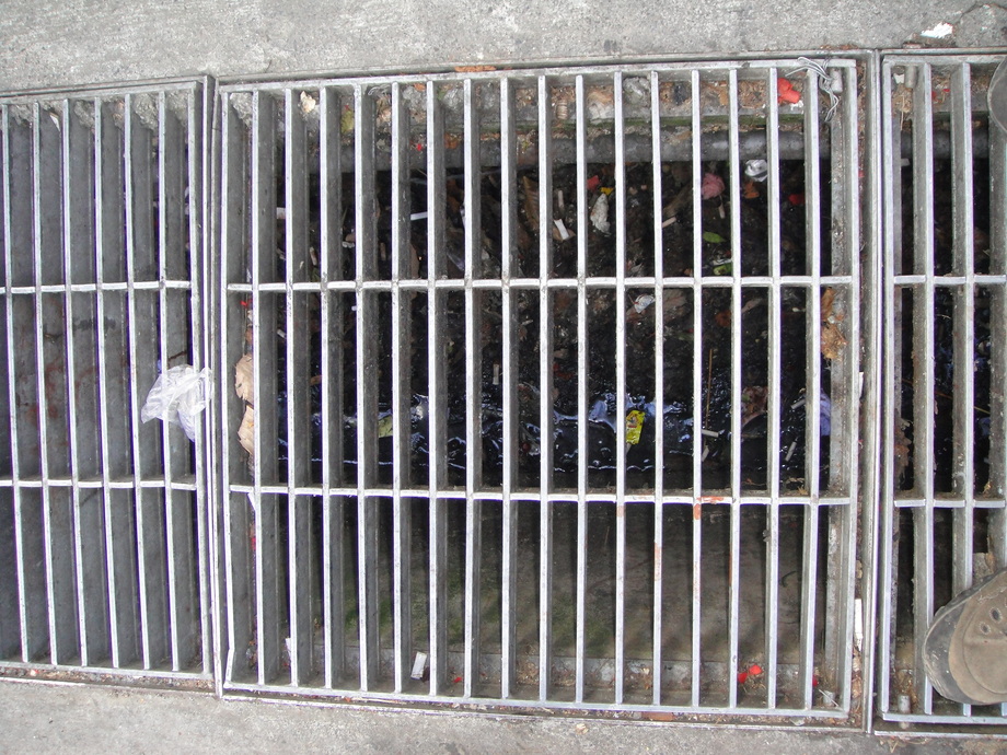 水溝內垃圾淤塞