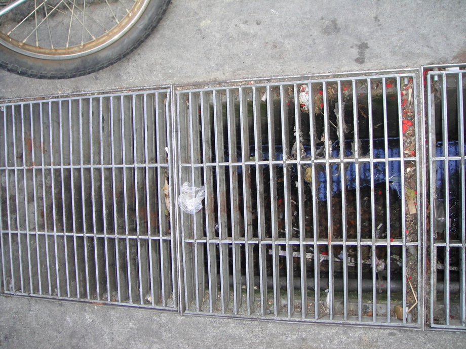 水溝內垃圾淤塞