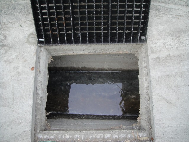 排水溝內無雜物垃圾