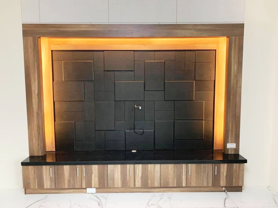 電視牆設計：裝潢骨架、系統封板、皮革磚