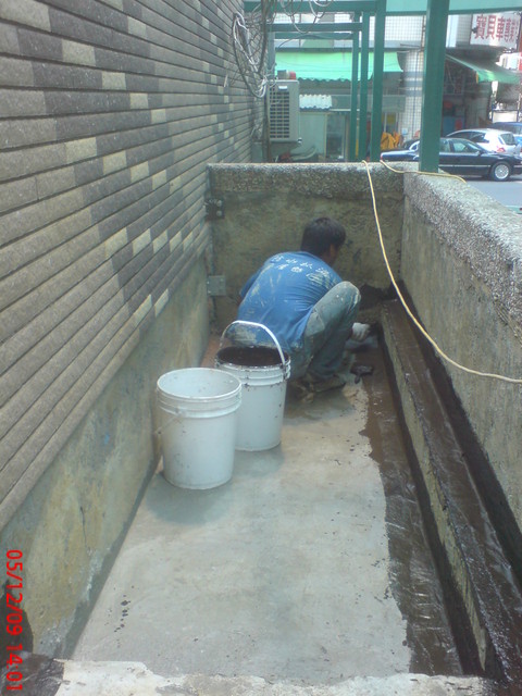 牆角鋪設不織布