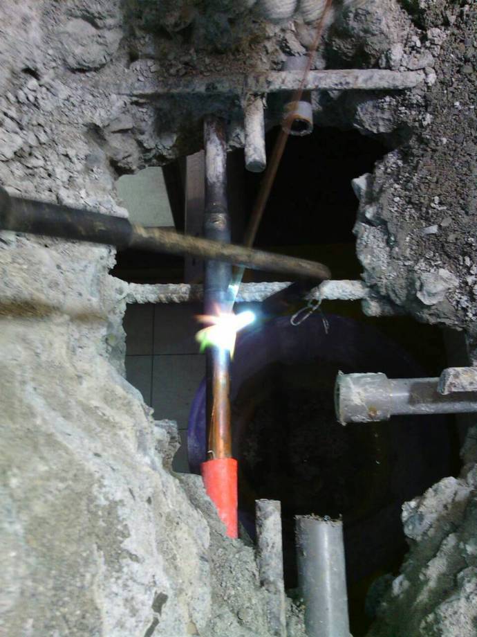 熱水管破裂焊接施工