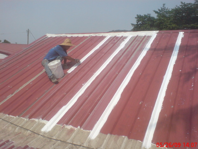 塗佈防水隔熱PU施做中