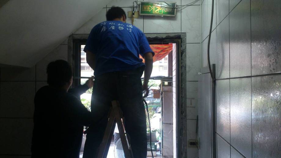 大樓安全門安裝泥作施工