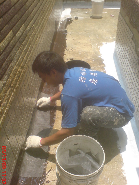 牆角鋪設不織布