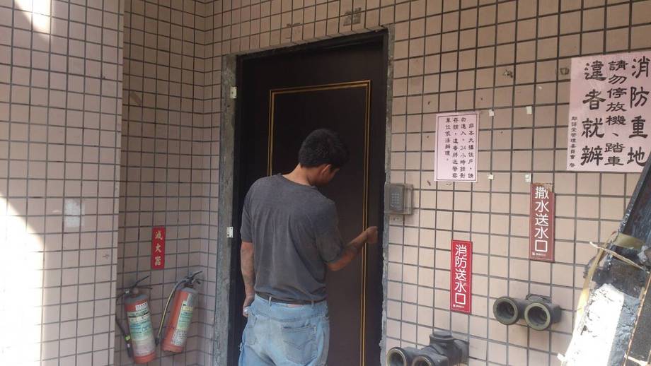 大樓安全門安裝泥作施工