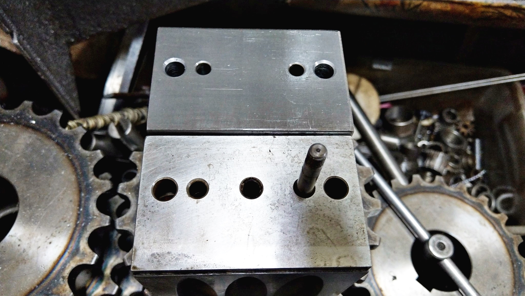 模仁定位孔及螺絲固定孔