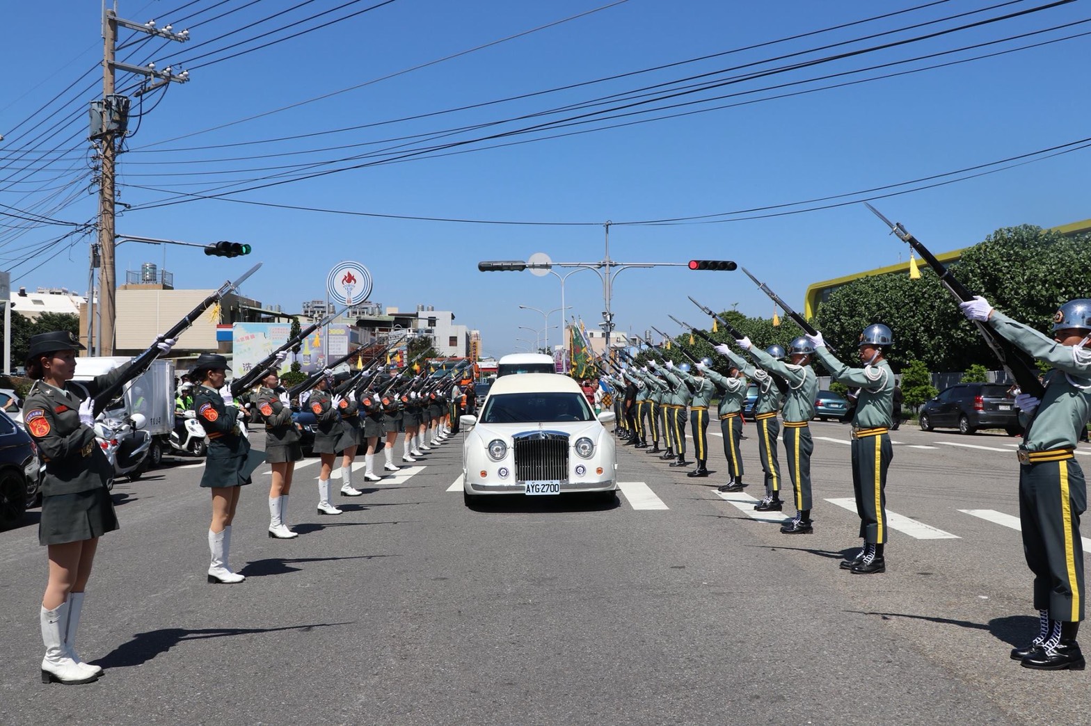 雙峰生命事業~名車隊伍開道送行
