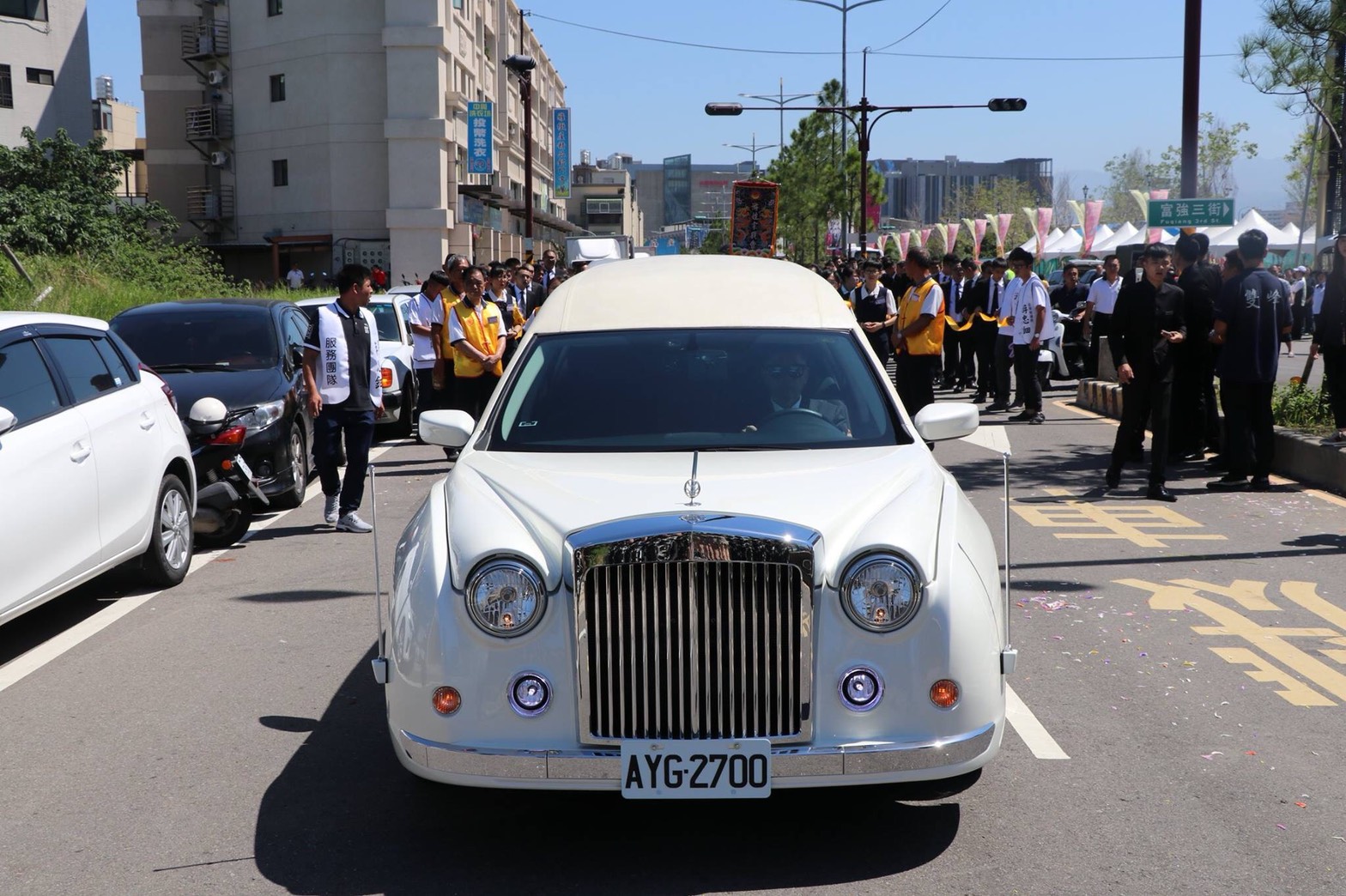雙峰生命事業-名車隊伍開道送行