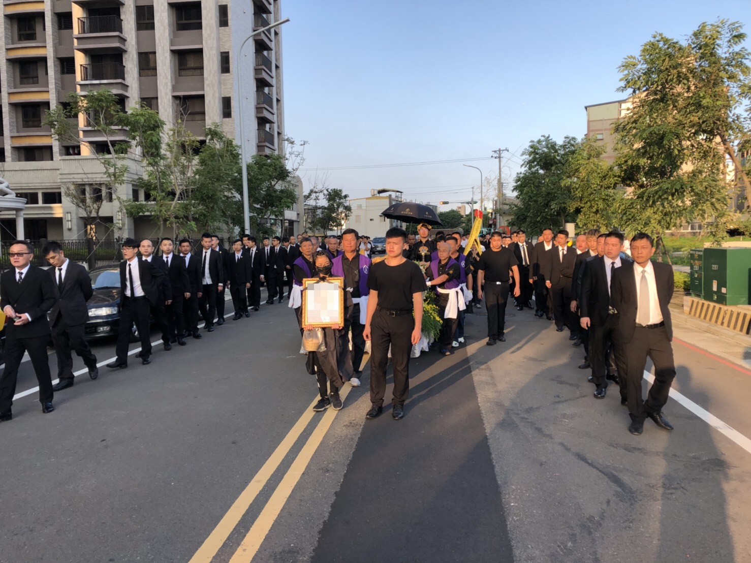 雙峰生命事業~苗栗議長游忠鈿出殯，破億名車隊伍開道送行