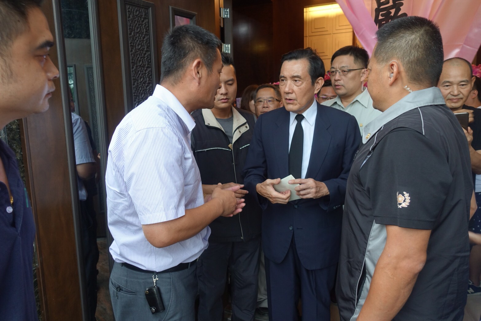 雙峰生命事業~苗栗議長游忠鈿出殯，破億名車隊伍開道送行