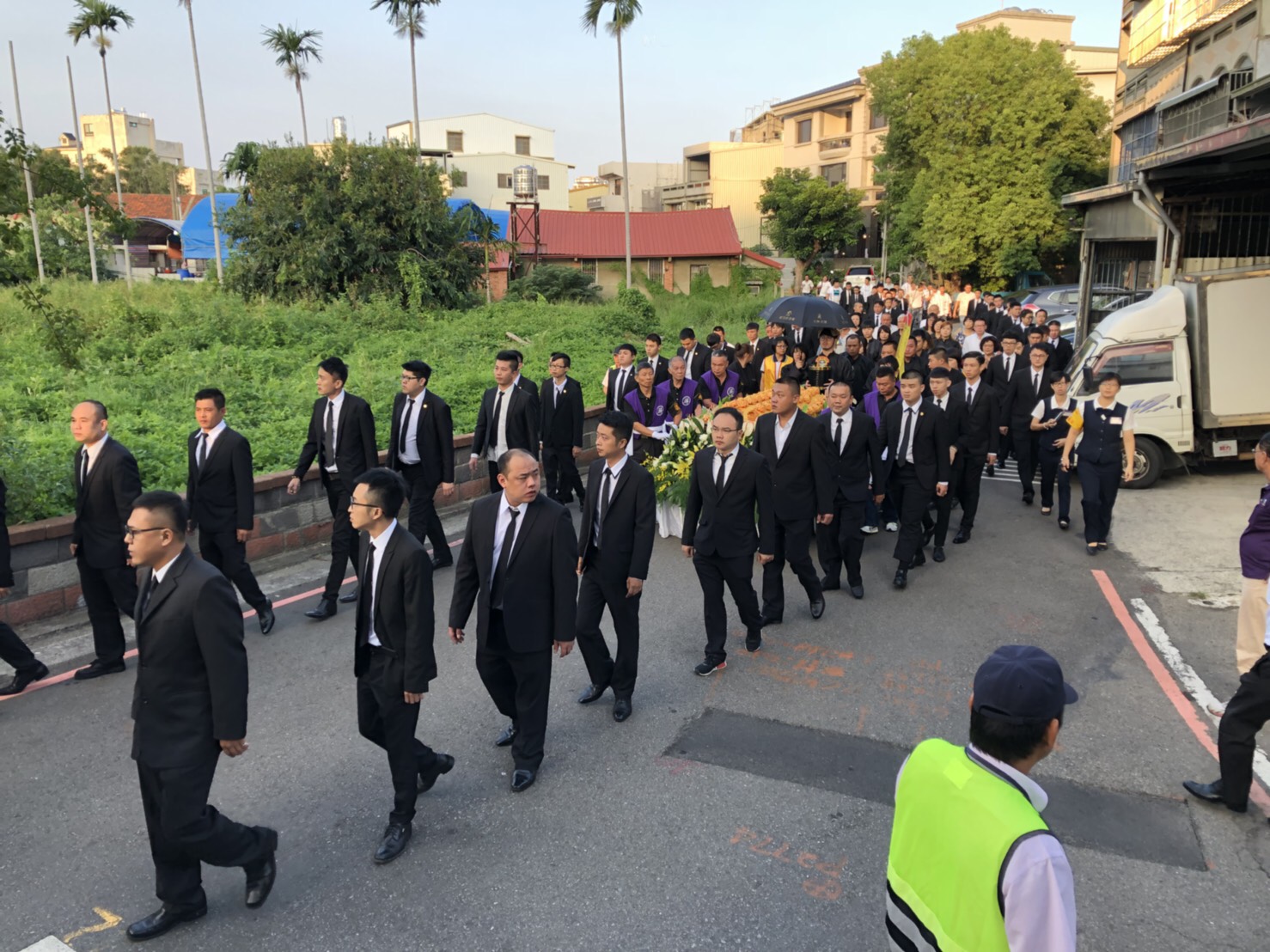 雙峰生命事業~苗栗議長游忠鈿出殯，破億名車隊伍開道送行